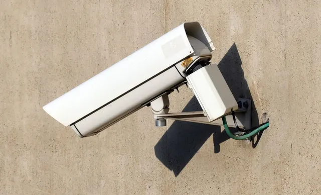 Kamera monitoringu zamontowana na elewacji budynku